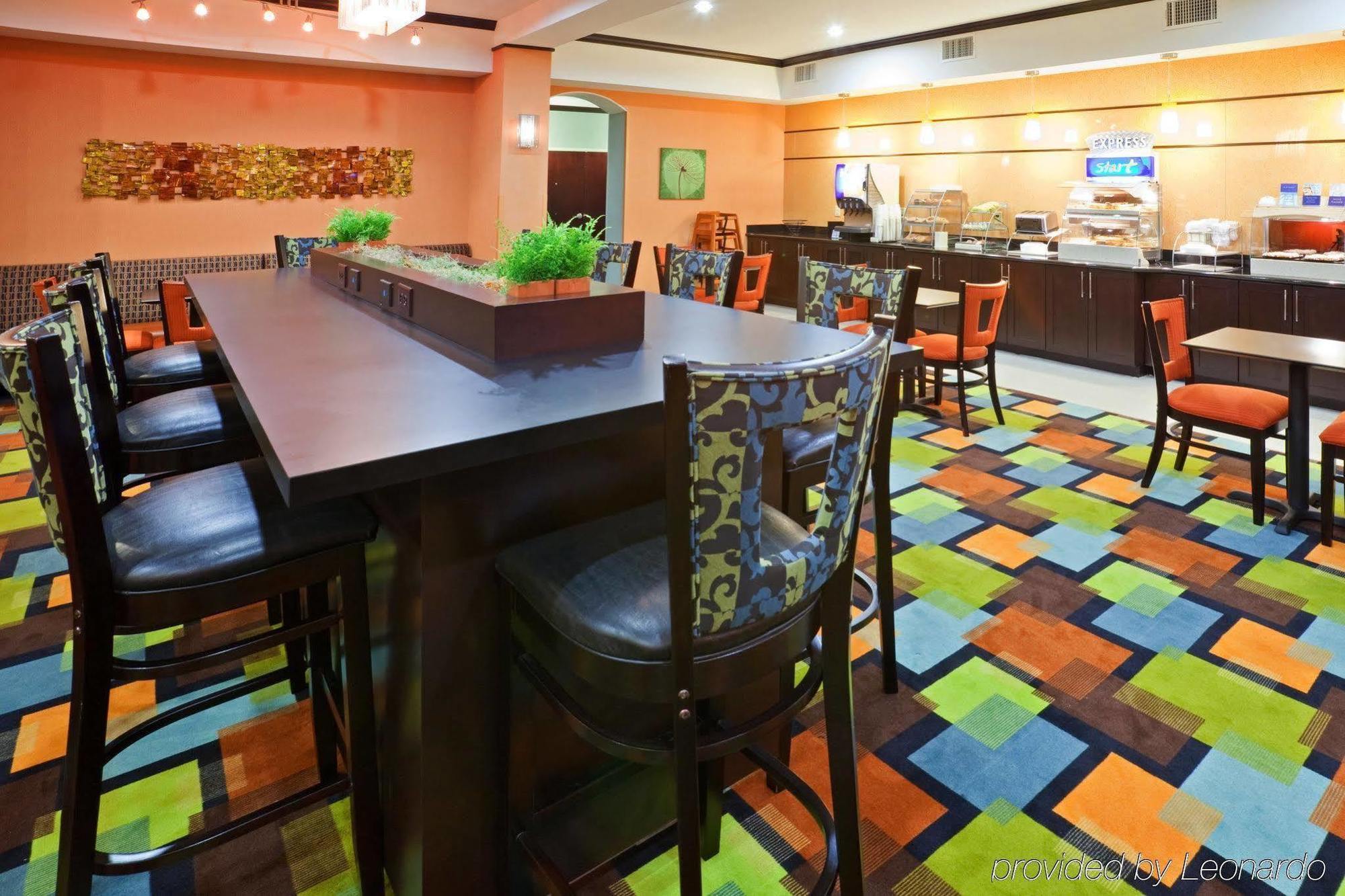 Holiday Inn Express Hotel & Suites Dallas West, An Ihg Hotel Restaurant photo